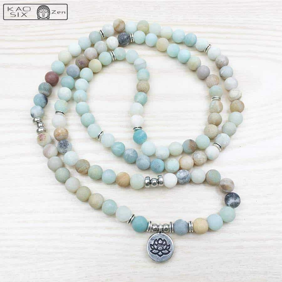 Bracelet mala 108 perles amazonite lotus sur plancher bois Kaosix