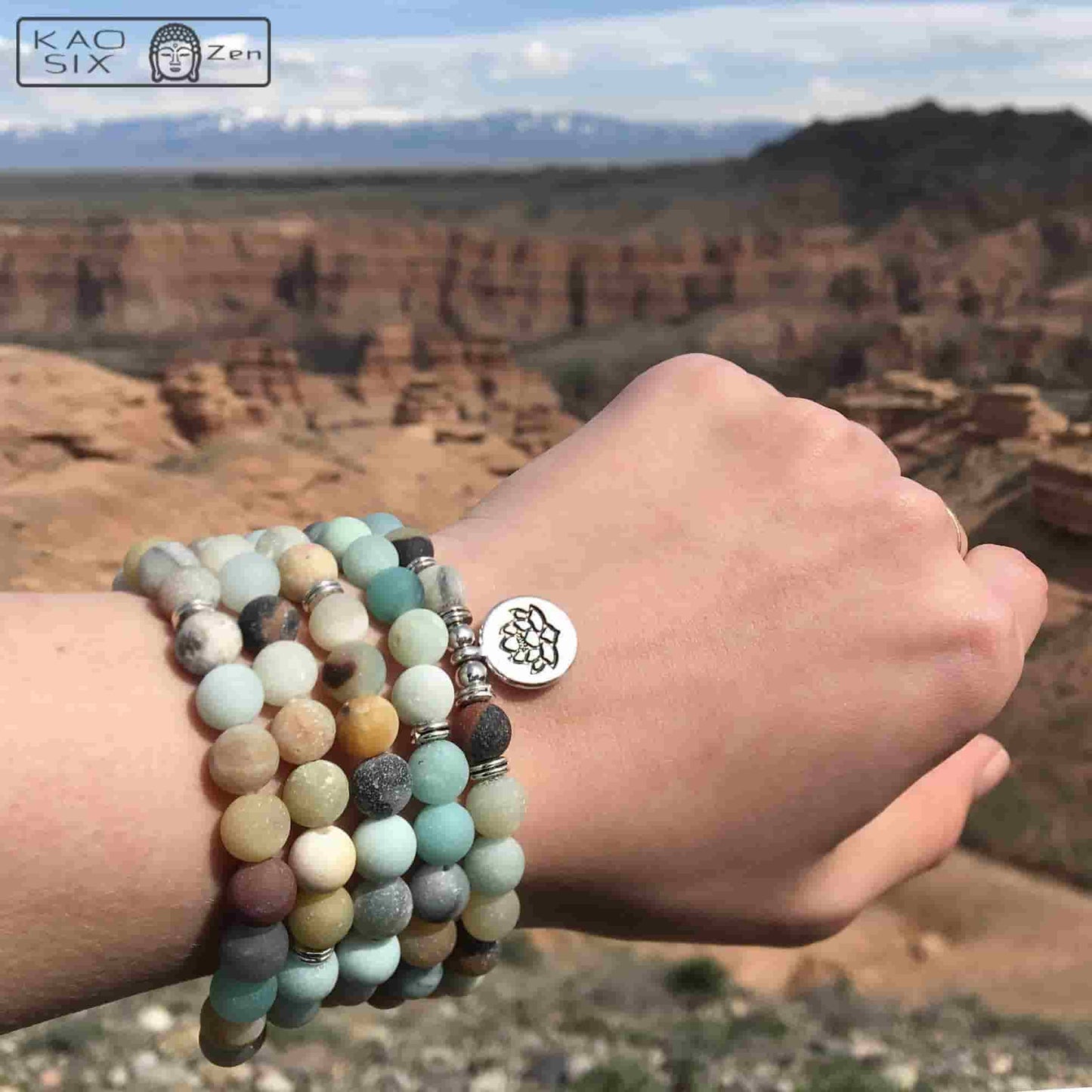 Bracelet mala 108 perles amazonite lotus sur poignet de femme Kaosix