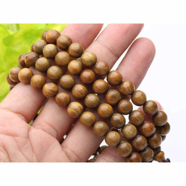 Bracelet mala tibétain bois santal 108 perles enroulé autour des doigts d'une main d'homme Kaosix