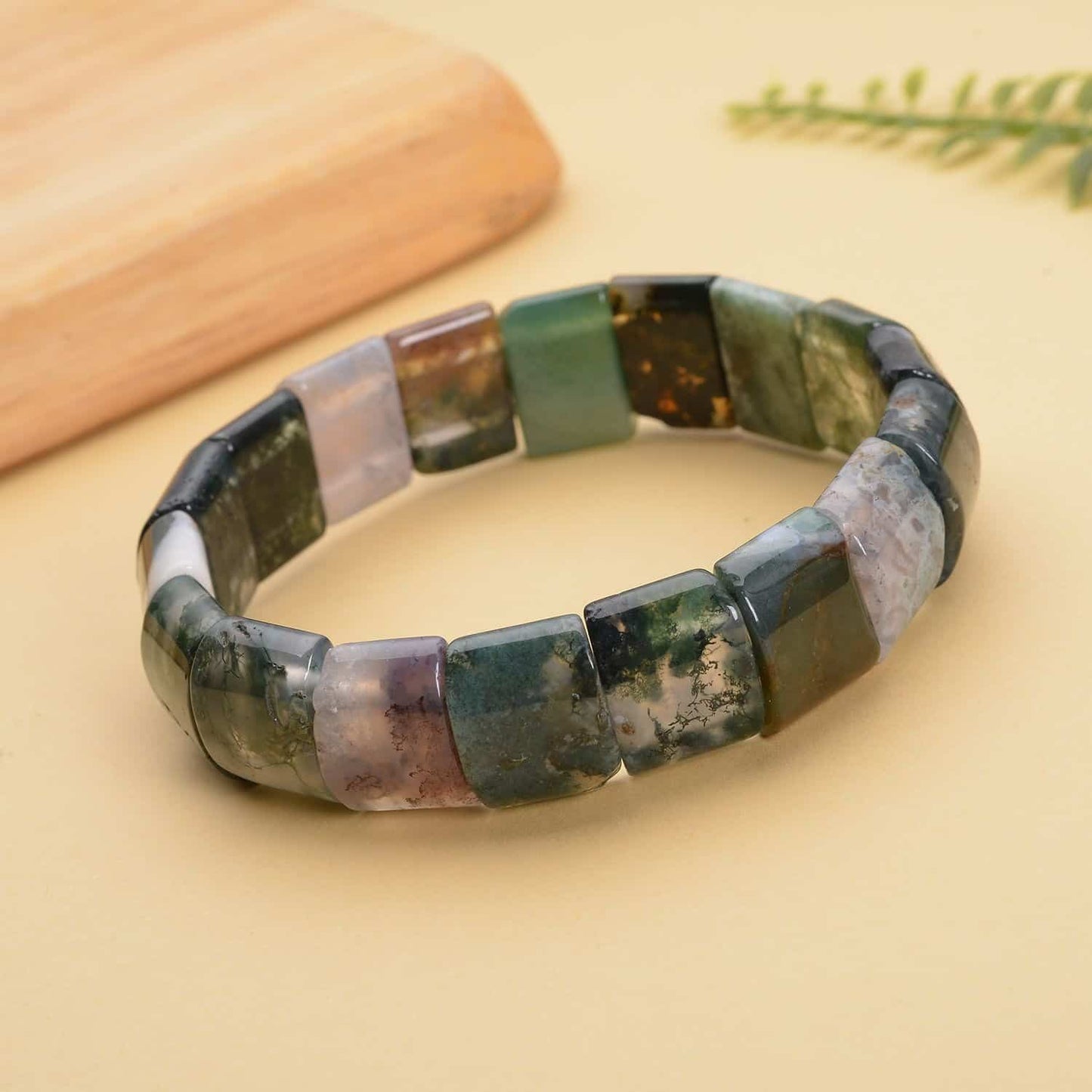 Bracelet pierres plates (plaquettes) agate indienne posé sur une table jaune Kaosix