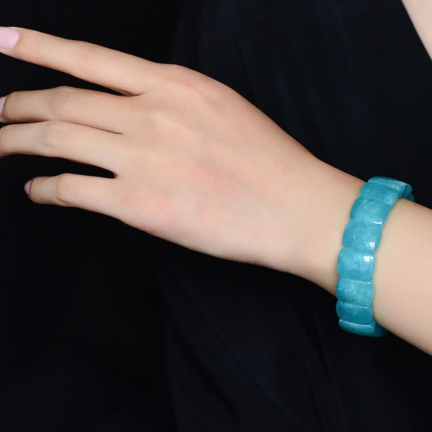 Bracelet pierres plates (plaquettes) aigue marine au poignet d'une femme Kaosix