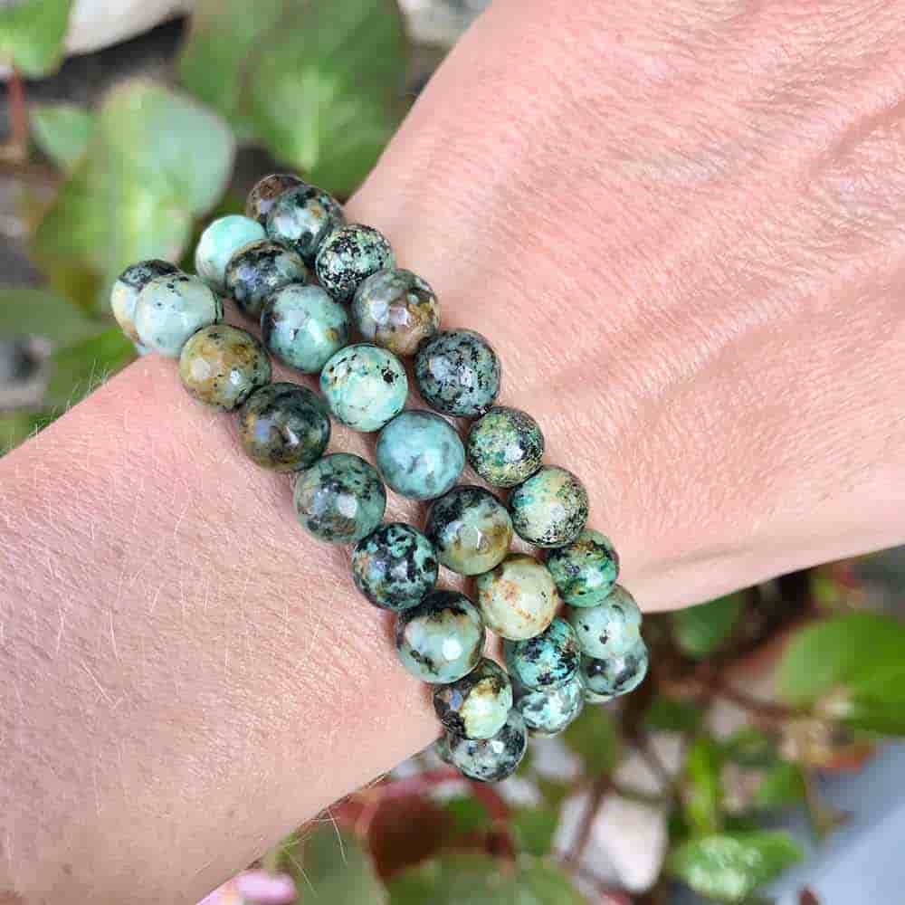 Gros plan de Bracelet en turquoise africaine évolution boule 8 mm sur le poignet d'une femme Kaosix