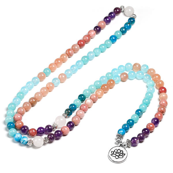 Mala 108 perles Rhodochrosite Apatite Améthyste Pierre de Soleil deroulé sur un sol blanc Kaosix