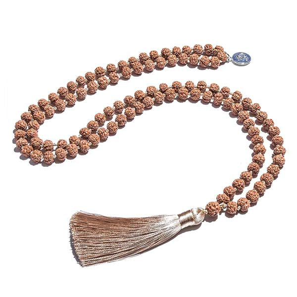 Mala 108 perles graines de Rudraksha Symbole Om (Aum) sur sol blanc avec cadre orange Kaosix