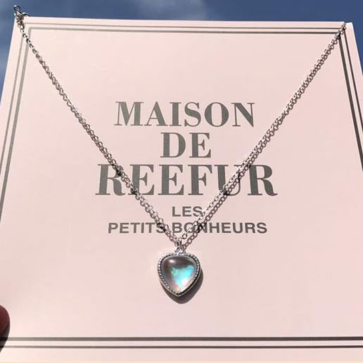 Pendentif collier pierre de lune petit cœur sur fond rose Kaosix