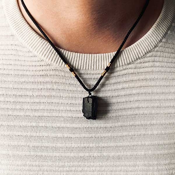 Pendentif tourmaline noire pierre brute pour homme au cou d'un jeune homme Kaosix