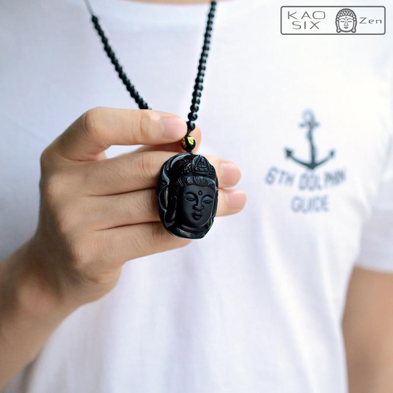 Pendentif tête de Bouddha obsidienne noire suspendu au cou d'un jeune homme portant un t-shirt blanc kaosix