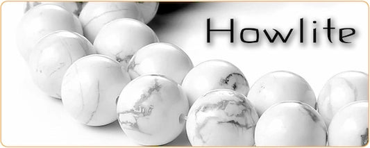 Bracelet de perles de howlite blanche vue en gros plan sur fond blanc Kaosix