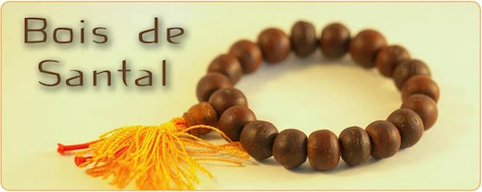 Bracelet en bois de santal sur un sol et un fond jaune Kaosix