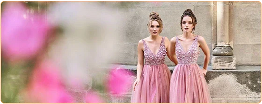 Deux femmes en robe rose