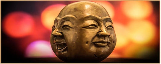 Deux têtes de Bouddha rieur avec un fond flou et colore Kaosix