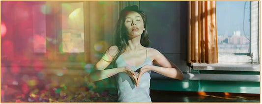 Jeune femme asiatique en méditation dans son salon et tenant une pierre ronde entre ses mains Kaosix