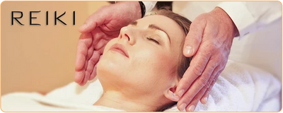 Les deux mains d'un praticien de Reiki autour de la tête d'une femme allongée sur le dos les yeux clos kaosix