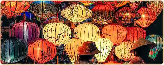 Nombreuses lanternes chinoises cylindriques en papier fin illuminées la nuit Kaosix