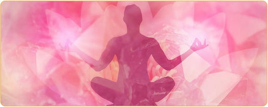 Ombre d'une personne en position de méditation sur fond rose avec des cristaux Kaosix