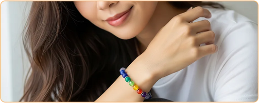 Une femme asiatique portant un bracelet 7 chakras de perles rondes en pierres kaosix