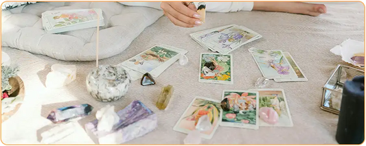 cartes d'oracle divinatoire disposées sur un tapis kaosix