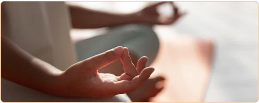 des mains de femmes en pose de méditation