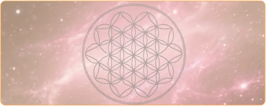 le symbole de la Fleur de Vie dessiné avec des lignes de lumière dorée pure sur un fond de nébuleuse beige rose kaosix