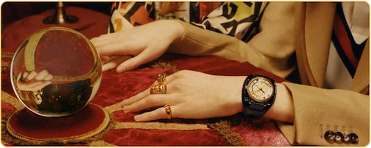 mains d'une femme portant une montre Gucci autour d,une boule de cristal kaosix