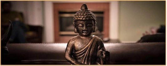 statuette de bouddha en cuivre sur une table kaosix