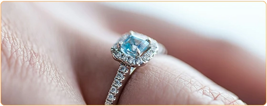 une bague avec un diamant en gros plan sur un doigt de femme