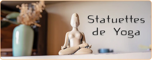 une statuette blanche de femme en position de yoga posée sur une étagère dans un salon kaosix