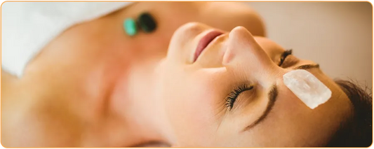 visage de femme avec des pierres