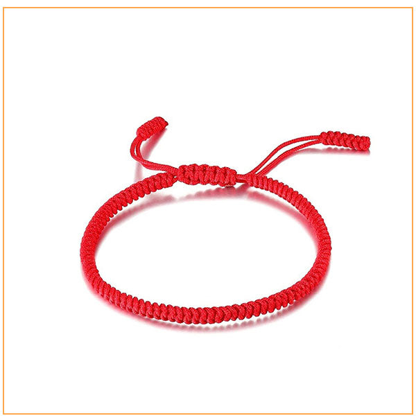 Bracelet tibétain porte-bonheur couleur rouge sur fond blanc Kaosix
