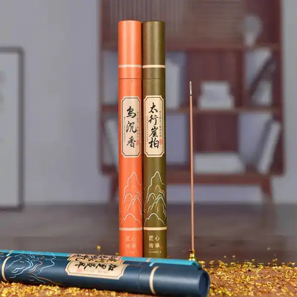 Bâtonnets d’encens naturels Bois d’agar, santal et armoise sur un tapis de fleurs rouges kaosix