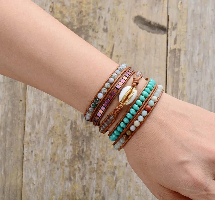 Collection Bracelets Boho (Wrap) - Bracelet Boho (Wrap) Coquillage Cauris au poignet d'une jeune fille kaosix