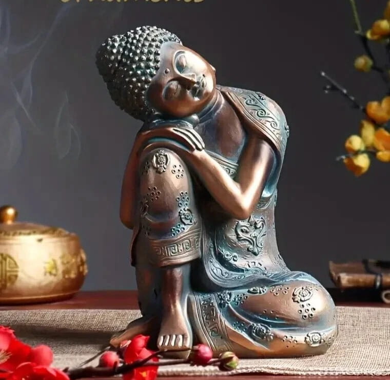 Collection statues de Bouddha - Statue Bouddha assis penseur cuivre bleu ciel sur table en bois et fond noir Kaosix