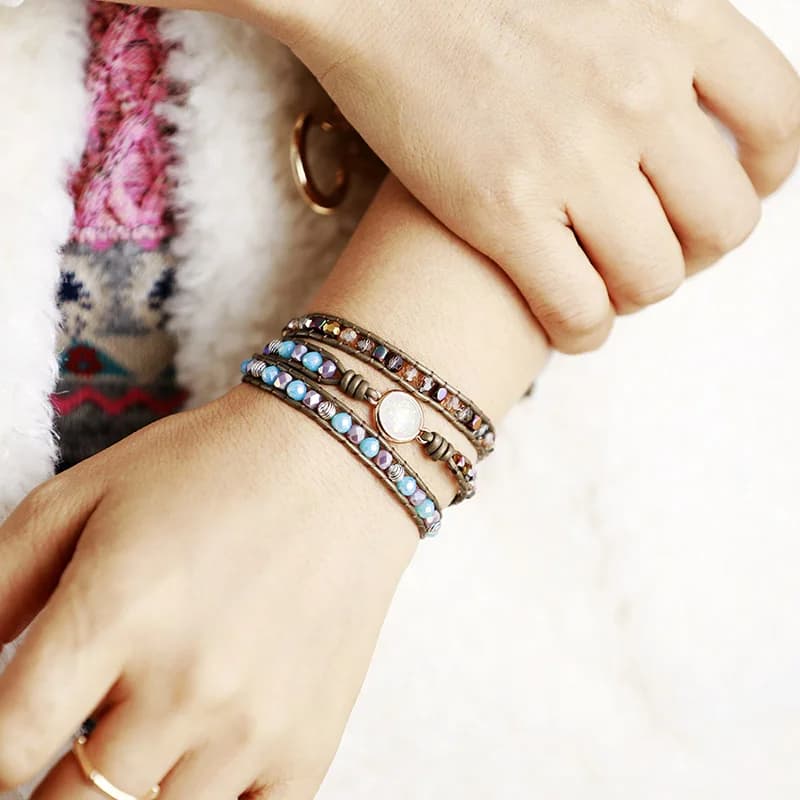 Collections les bracelets - Bracelet boho wrap au poignet d'une femme kaosix