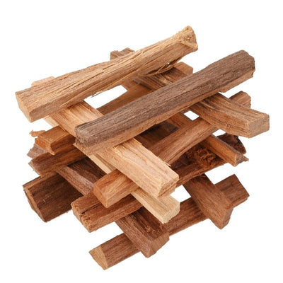 Batônnets de Bois de santal à brûler entassés de bas en hauten forme d'échaffaud sur un fond blanc Kaosix