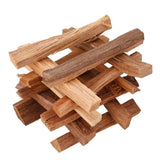 Batônnets de Bois de santal à brûler entassés de bas en hauten forme d'échaffaud sur un fond blanc Kaosix