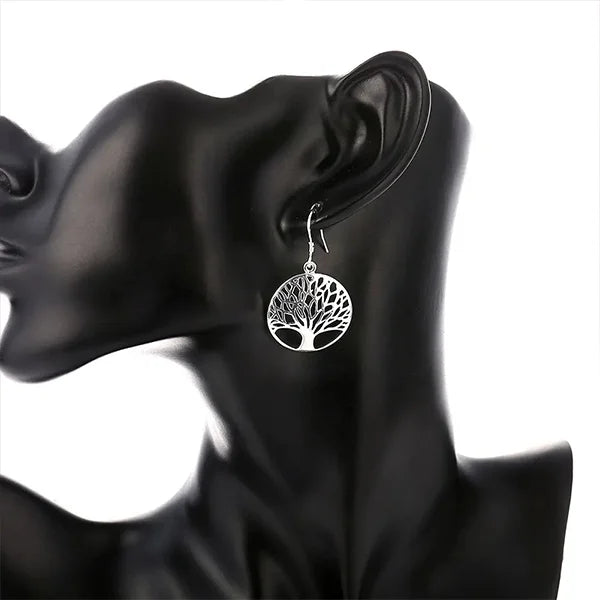 Boucles d’Oreilles Arbre de Vie en Alliage de Cuivre Plaqué Argent sur manequin noir kaosix