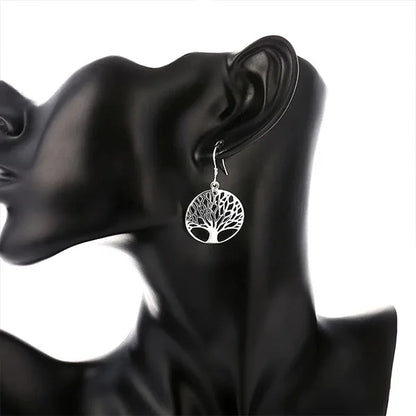 Boucles d’Oreilles Arbre de Vie en Alliage de Cuivre Plaqué Argent sur manequin noir kaosix