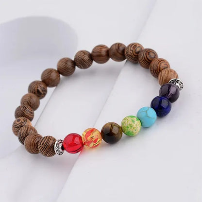 Bracelet 7 chakras méditation perles de bois posé sur socle Kaosix