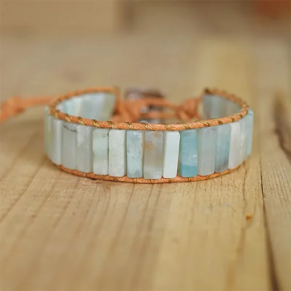 Bracelet Amazonite Bâtonnets Boho Wrap sur un plancher en bois vue de face kaosix