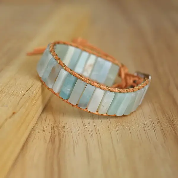 Bracelet Amazonite Bâtonnets Boho Wrap sur un plancher en bois vue de profil kaosix