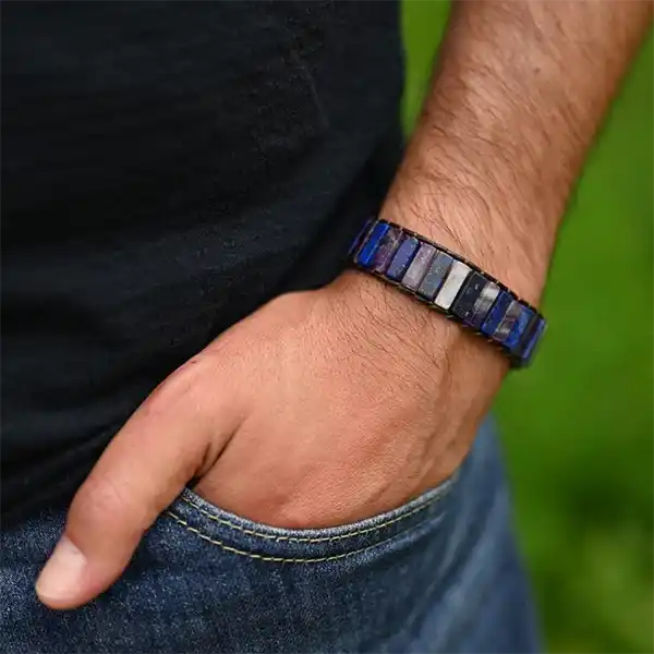 Bracelet Améthyste Lapis-lazuli Bâtonnets Boho Wrap au poignet d'un hommes kaosix