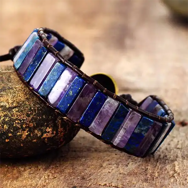 Bracelet Améthyste Lapis-lazuli Bâtonnets Boho Wrap posé sur une pierre vue de dos kaosix