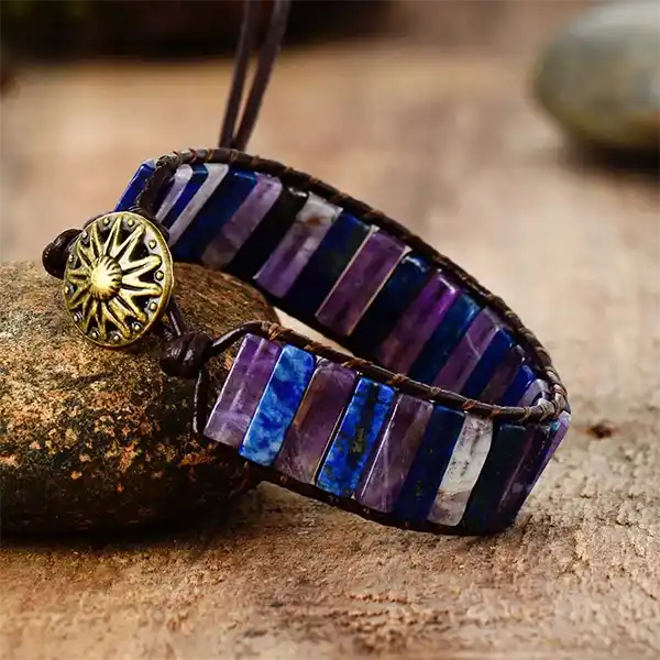 Bracelet Améthyste Lapis-lazuli Bâtonnets Boho Wrap posé sur une pierre vue de profil kaosix