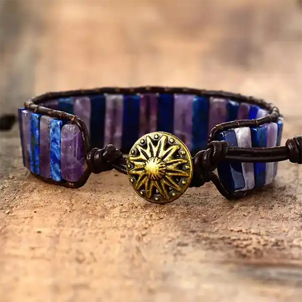 Bracelet Améthyste Lapis-lazuli Bâtonnets Boho Wrap sur un plancher en bois kaosix