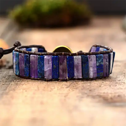 Bracelet Améthyste Lapis-lazuli Bâtonnets Boho Wrap sur un plancher en bois vus de dos kaosix