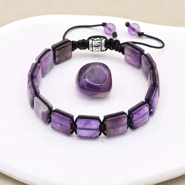 Bracelet Améthyste Pierres Rectangulaires Élégance et Énergie sur assiette blanche kaosix