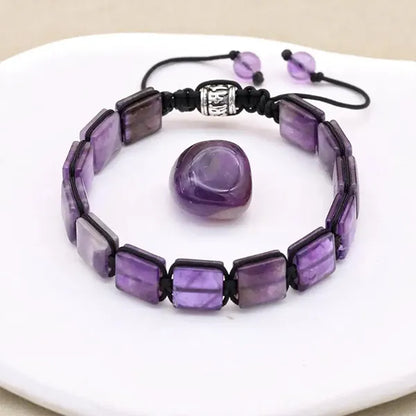 Bracelet Améthyste Pierres Rectangulaires Élégance et Énergie sur assiette blanche kaosix