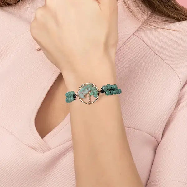 Bracelet Arbre de Vie en Pierres Fines Énergie et Harmonie  Aventurine Verte au poignet d'une femme kaosix