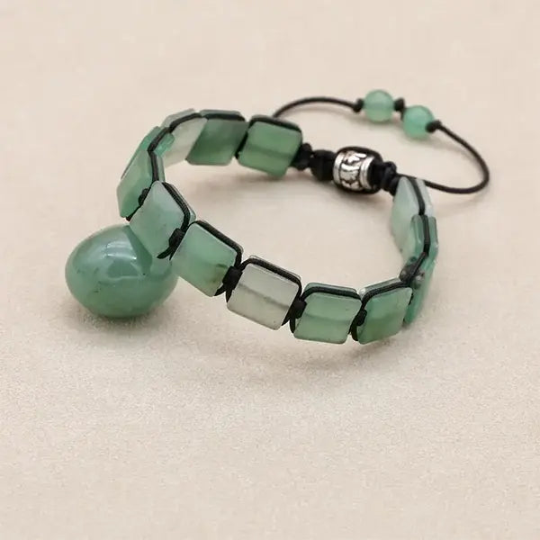 Bracelet Aventurine Verte Pierres Rectangulaires Équilibre & Chance posé sur galet kaosix