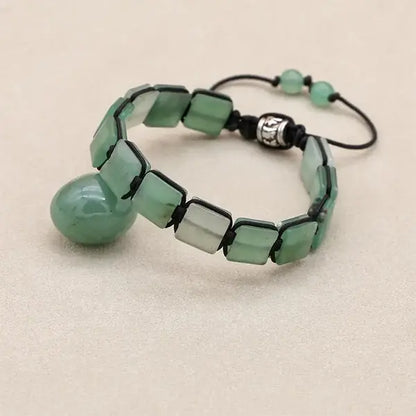 Bracelet Aventurine Verte Pierres Rectangulaires Équilibre & Chance posé sur galet kaosix
